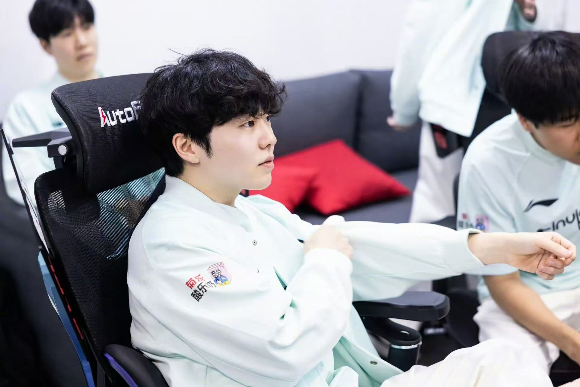 AYX-Rookie回归赛场，比分优势明显首场状态亮眼，G2观众沸腾！的简单介绍